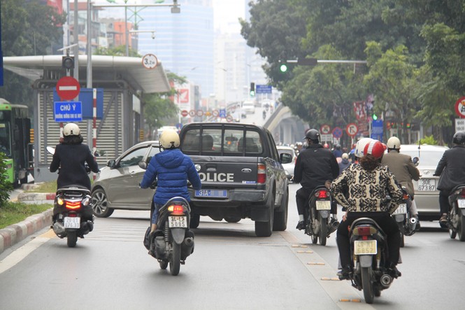 Nhiều người đặt mua vé tháng trong ngày đầu bán vé BRT - ảnh 8