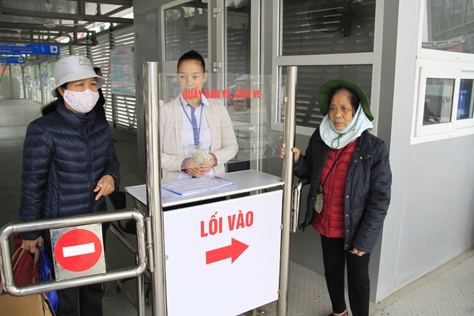 Nhiều người đặt mua vé tháng trong ngày đầu bán vé BRT - ảnh 6