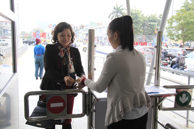 Nhiều người đặt mua vé tháng trong ngày đầu bán vé BRT - ảnh 5