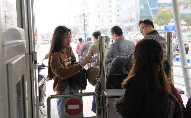 Nhiều người đặt mua vé tháng trong ngày đầu bán vé BRT - ảnh 4