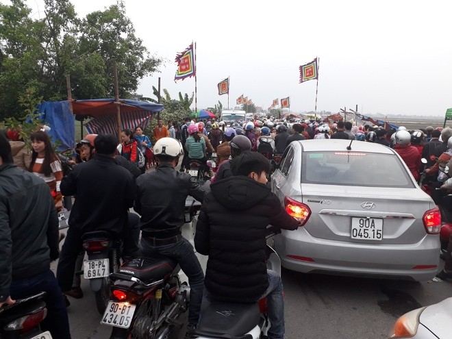 Ngàn người chen chân đi chợ Viềng sớm để cầu may - ảnh 1