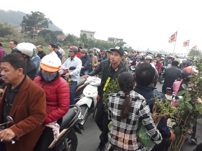 Ngàn người chen chân đi chợ Viềng sớm để cầu may - ảnh 2