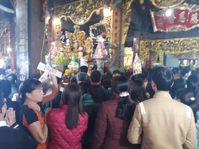 Ngàn người chen chân đi chợ Viềng sớm để cầu may - ảnh 4