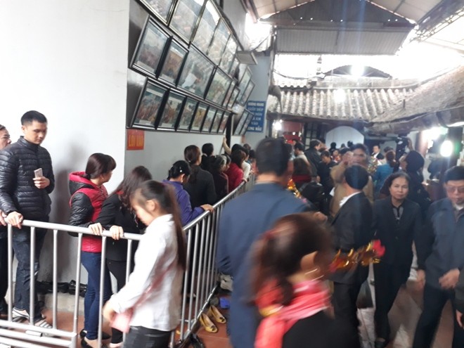 Ngàn người chen chân đi chợ Viềng sớm để cầu may - ảnh 5