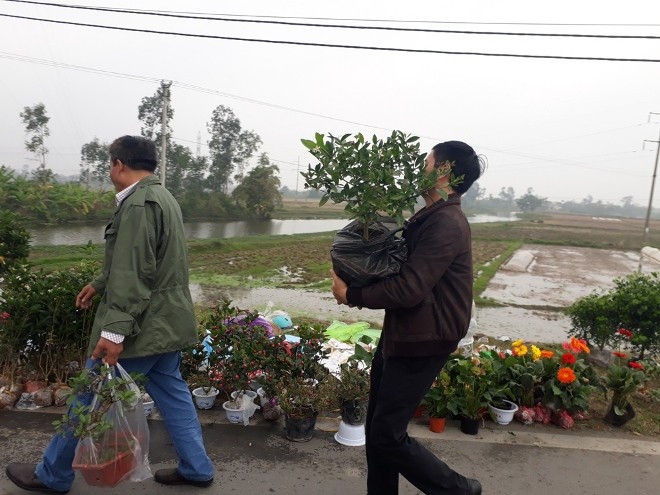 Ngàn người chen chân đi chợ Viềng sớm để cầu may - ảnh 7