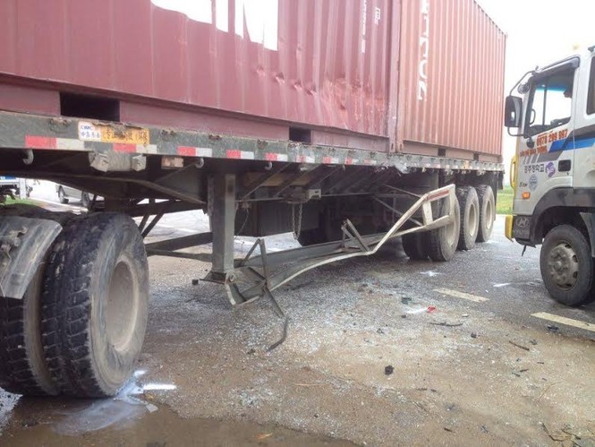 Xe khách 'trêu ngươi' container, 7 người nhập viện - ảnh 2
