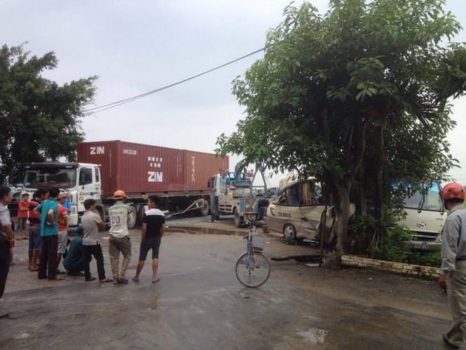 Xe khách 'trêu ngươi' container, 7 người nhập viện - ảnh 3