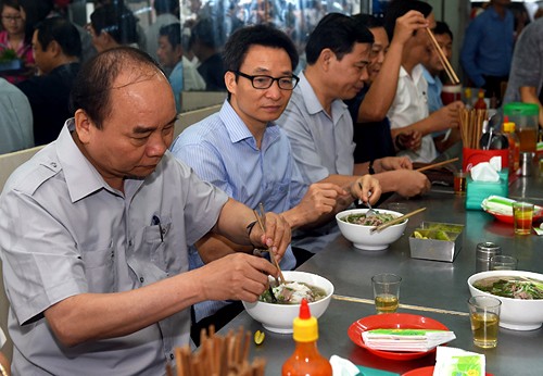 Thủ tướng thị sát quán phở bình dân ở Sài Gòn - ảnh 1