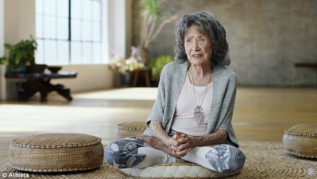 Cụ bà 98 tuổi - giáo viên yoga già nhất thế giới - ảnh 1