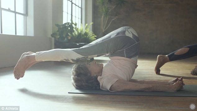 Cụ bà 98 tuổi - giáo viên yoga già nhất thế giới - ảnh 2