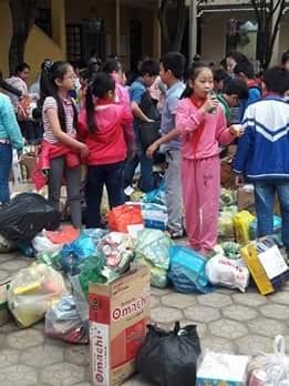 Học sinh mang phế thải đến trường để hưởng ứng... ngày sinh thái - ảnh 1