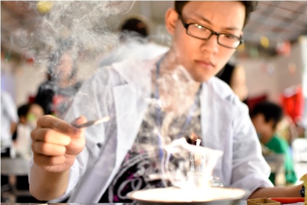 Cùng học sinh Amsterdam ‘chạm tay’ vào khoa học - ảnh 3