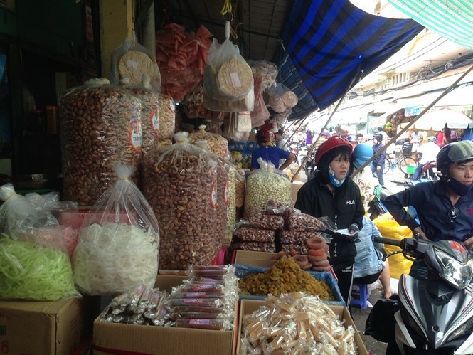 Bánh kẹo, mứt tết 'ba không' đổ bộ chợ Sài Gòn - ảnh 1