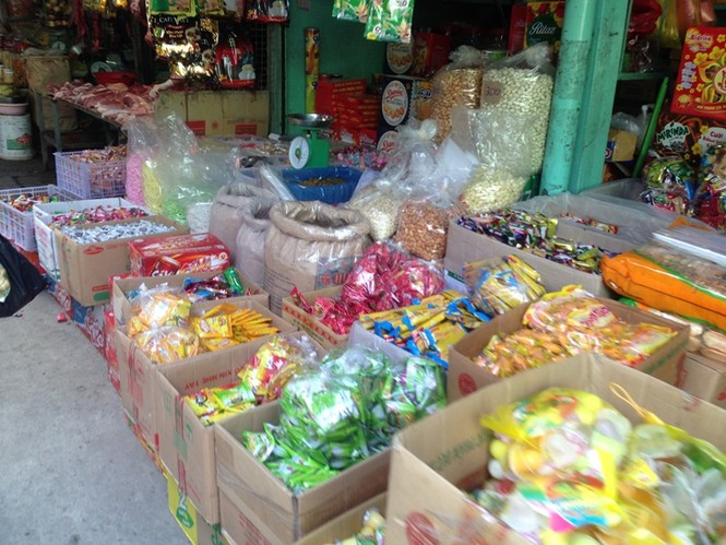 Bánh kẹo, mứt tết 'ba không' đổ bộ chợ Sài Gòn - ảnh 7