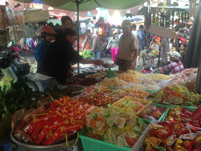 28 Tết, trái cây bắt đầu 'nhảy' giá - ảnh 11