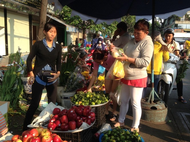 TPHCM: Người dân tấp nập mua đồ cúng ngày vía Thần tài - ảnh 11