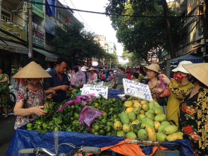 TPHCM: Người dân tấp nập mua đồ cúng ngày vía Thần tài - ảnh 12