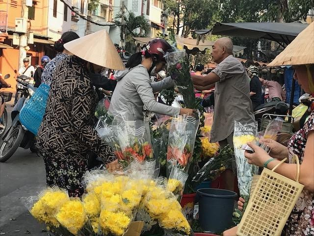 TPHCM: Người dân tấp nập mua đồ cúng ngày vía Thần tài - ảnh 10