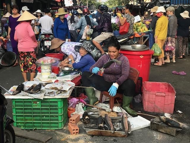 TPHCM: Người dân tấp nập mua đồ cúng ngày vía Thần tài - ảnh 1