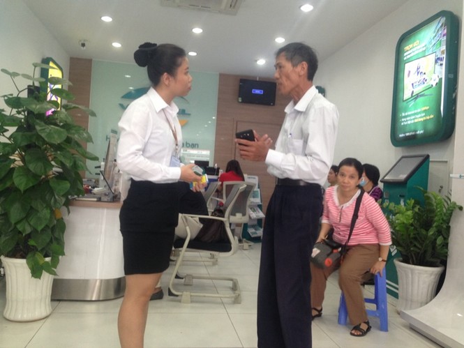 Người dân nháo nhác đăng ký thông tin vì sợ khóa SIM - ảnh 5