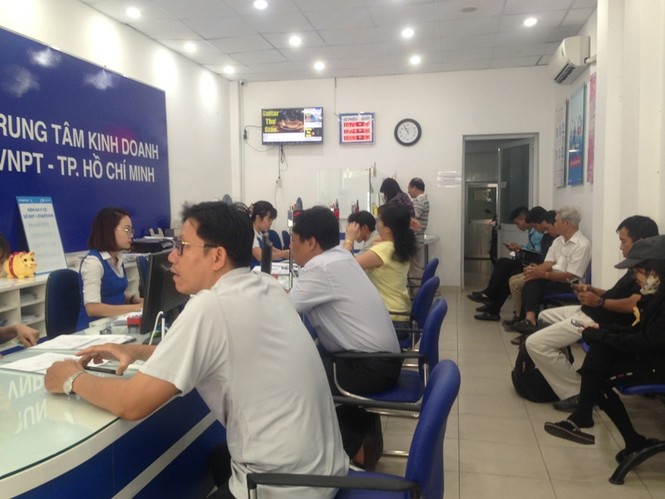 Người dân nháo nhác đăng ký thông tin vì sợ khóa SIM - ảnh 6