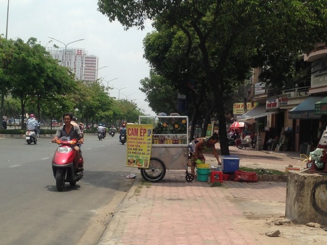 Sài Gòn nắng nóng, bán nước giải nhiệt kiếm bộn tiền hàng ngày - ảnh 1