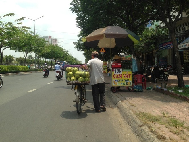 Sài Gòn nắng nóng, bán nước giải nhiệt kiếm bộn tiền hàng ngày - ảnh 8