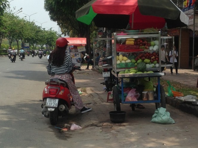 Sài Gòn nắng nóng, bán nước giải nhiệt kiếm bộn tiền hàng ngày - ảnh 7