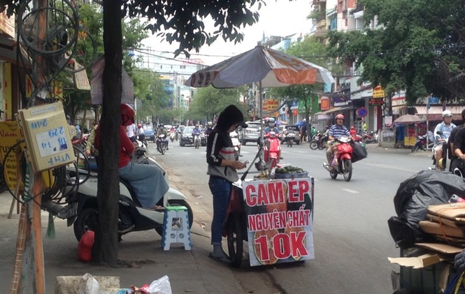 Sài Gòn nắng nóng, bán nước giải nhiệt kiếm bộn tiền hàng ngày - ảnh 2