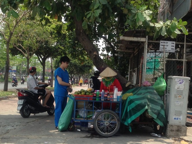 Sài Gòn nắng nóng, bán nước giải nhiệt kiếm bộn tiền hàng ngày - ảnh 9