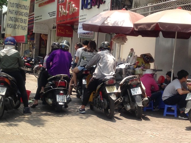 Sài Gòn nắng nóng, bán nước giải nhiệt kiếm bộn tiền hàng ngày - ảnh 6