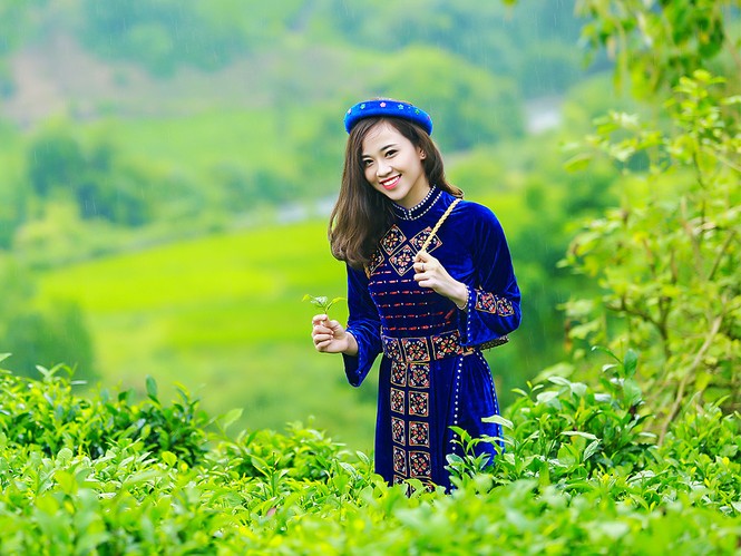 Thí sinh iMiss Thăng Long rạng rỡ sắc áo dân tộc bên đồi chè - ảnh 9