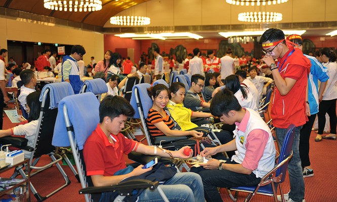 Đông đảo bạn trẻ hiến máu trong Lễ hội Xuân hồng 2017 - ảnh 14