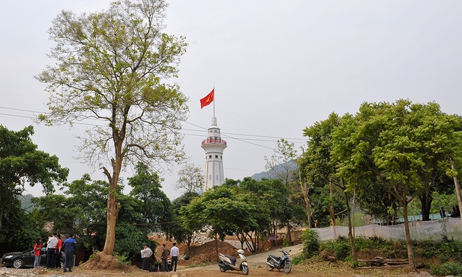 Chinh phục cột cờ mang nhiều con số đặc biệt nơi khởi đầu sông Hồng - ảnh 2