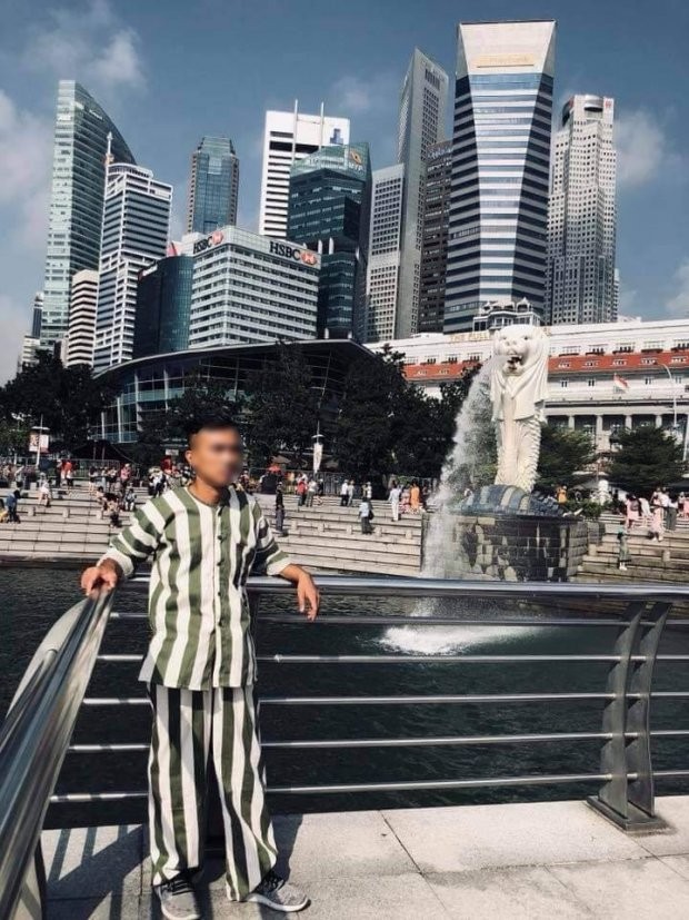 Thanh niên mặc đồ kẻ sọc giống quần áo phạm nhân check-in ở Singapore - ảnh 1