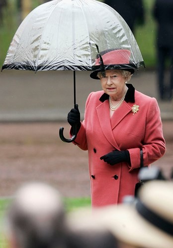 Tiết lộ thú vị về những chiếc ô của nữ hoàng Anh Elizabeth II - ảnh 7