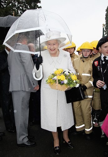 Tiết lộ thú vị về những chiếc ô của nữ hoàng Anh Elizabeth II - ảnh 10