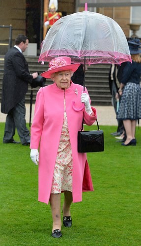 Tiết lộ thú vị về những chiếc ô của nữ hoàng Anh Elizabeth II - ảnh 1