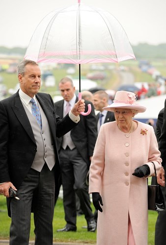 Tiết lộ thú vị về những chiếc ô của nữ hoàng Anh Elizabeth II - ảnh 9