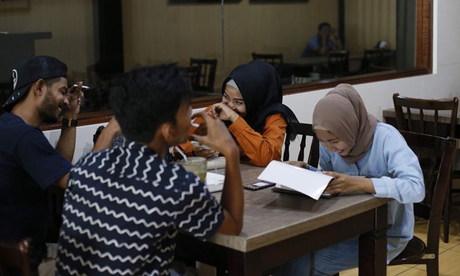 Chuyện ở Indonesia: nam nữ chưa kết hôn không được ăn chung bàn - ảnh 1