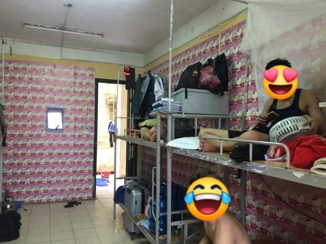 Lỡ yêu màu hồng, các chàng trai chạy khắp Thủ đô mua hình Kitty dán kín tường KTX - ảnh 4