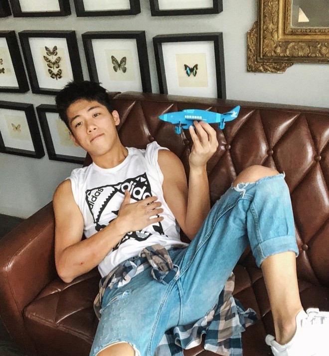 Chủ shop hoa bị nhầm là Idol của một nhóm nhạc vì đã điển trai lại còn cơ bụng