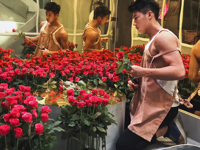 Chủ shop hoa bị nhầm là Idol của một nhóm nhạc vì đã điển trai lại còn cơ bụng