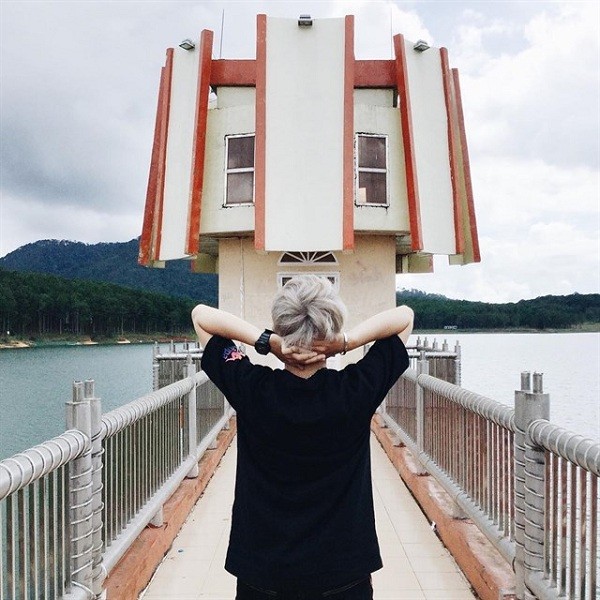Selfie chính diện xưa rồi,