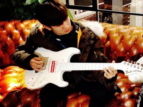 Nhìn giá cây guitar điện của Vương Nguyên (TFBOYS) mà fan sốc không nói nên lời! - ảnh 2