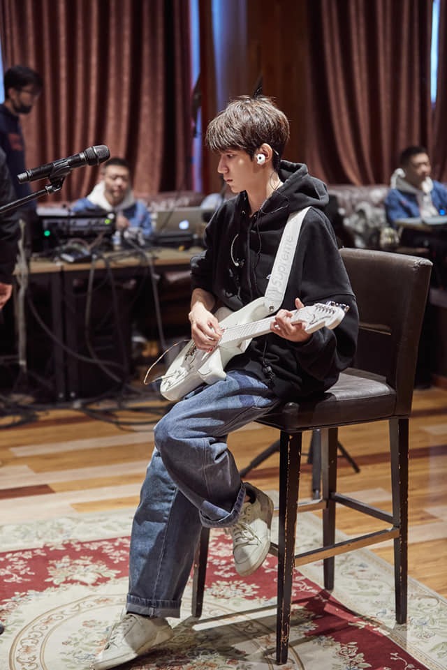 Nhìn giá cây guitar điện của Vương Nguyên (TFBOYS) mà fan sốc không nói nên lời! - ảnh 4