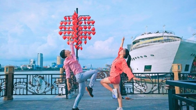 Chụp ảnh bên nhau quá đẹp, cặp đôi bạn thân khác giới bất ngờ nhận...