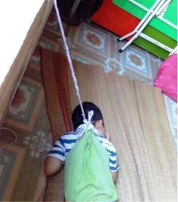 Sự thật vụ bé trai bị cô giáo buộc dây vào cửa sổ khiến dư luận vừa giận vừa thương - ảnh 1