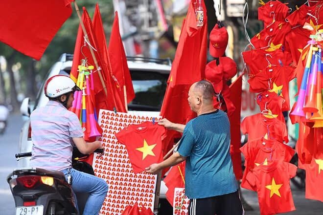 Trước giờ bóng lăn, người hâm mộ Việt Nam rục rịch cờ đỏ
