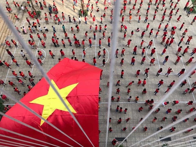 Trước giờ bóng lăn, người hâm mộ Việt Nam rục rịch cờ đỏ
